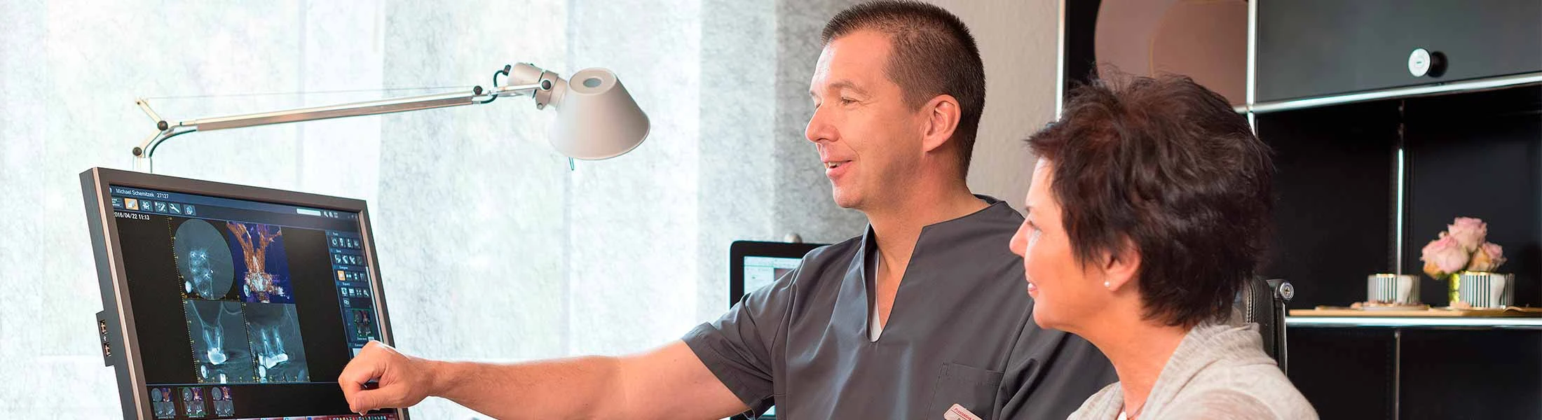 Behandler bespricht die digitale Aufnahme mit einer Patientin